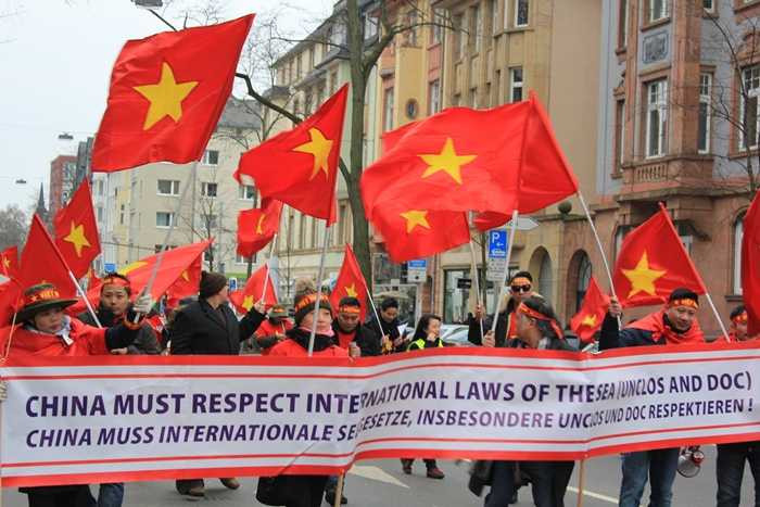 Ảnh: Người Việt ở Đức xuống đường phản đối Trung Quốc quân sự hóa Biển Đông