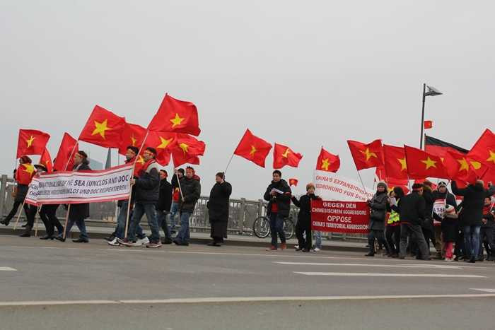Ảnh: Người Việt ở Đức xuống đường phản đối Trung Quốc quân sự hóa Biển Đông