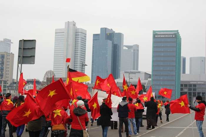 Ảnh: Người Việt ở Đức xuống đường phản đối Trung Quốc quân sự hóa Biển Đông