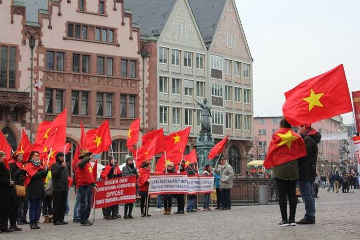 Đọc kháng thư tại quảng trường Römerberg