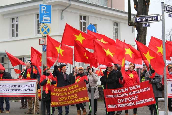 Các khẩu hiệu phản đối Trung Quốc, yêu cầu Bắc Kinh tuân thủ luật pháp quốc tế