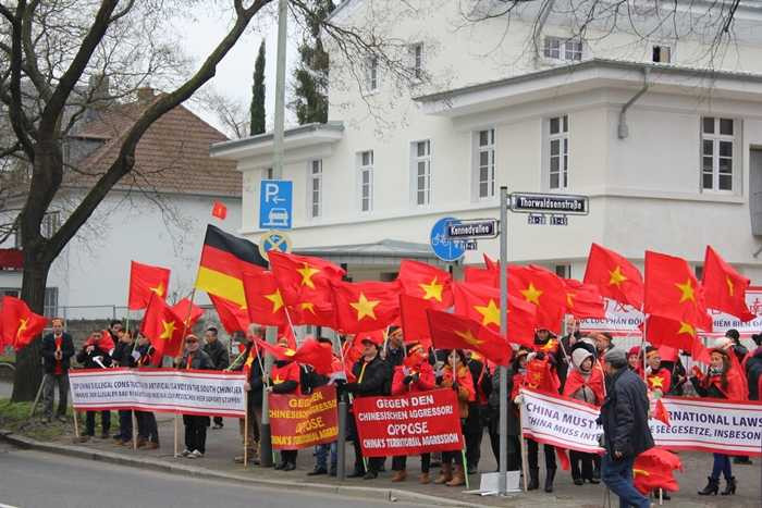 Ảnh: Người Việt ở Đức xuống đường phản đối Trung Quốc quân sự hóa Biển Đông
