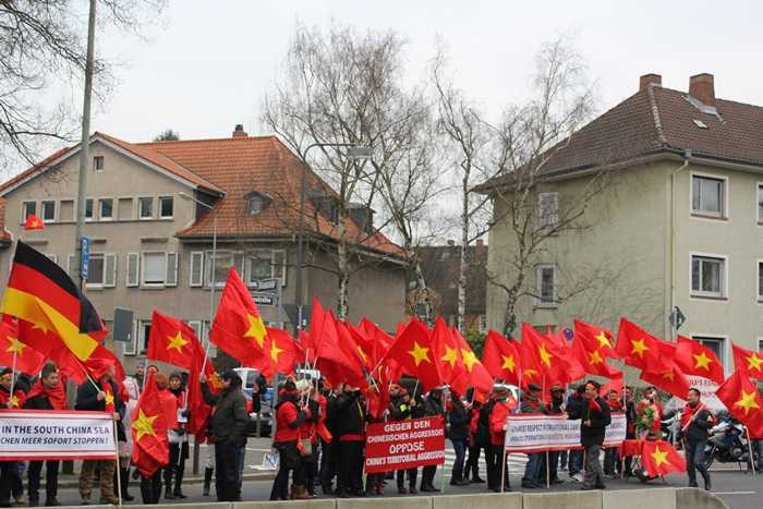 Ảnh: Người Việt ở Đức xuống đường phản đối Trung Quốc quân sự hóa Biển Đông
