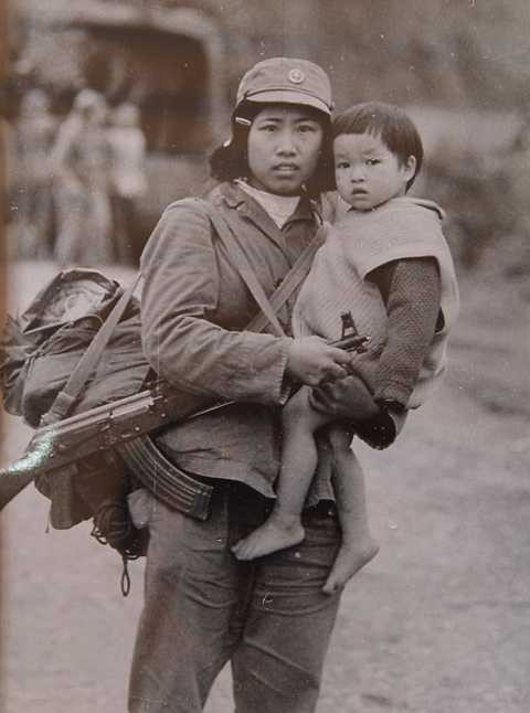 Cô bộ đội và bé Hiền Cô bộ đội và bé Hiền