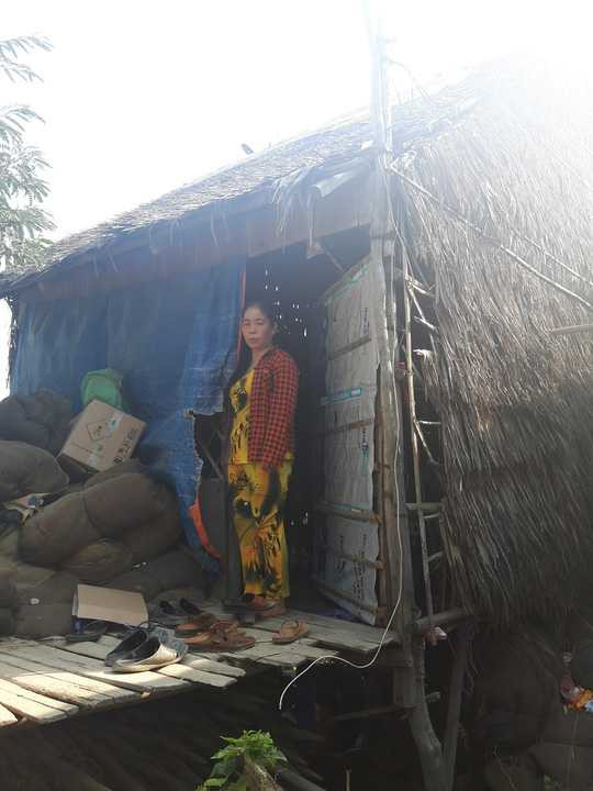 Bà Loan trước căn nhà bị hàng xóm phá cả chục lần