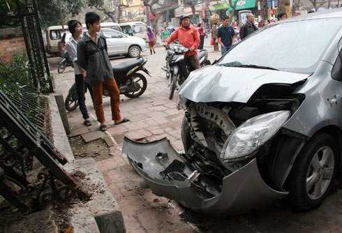 Chiếc ô tô gây tai nạn ở Văn Miếu