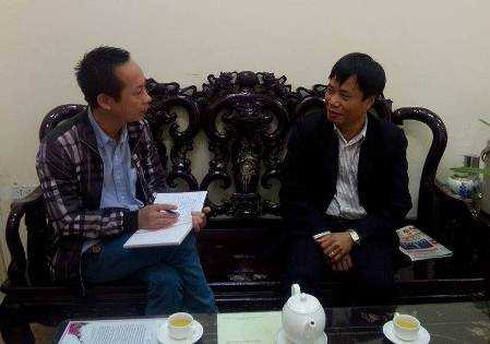 Ông Bùi Văn Sử - Chánh văn phòng Sở Tài chính Thanh Hóa (phải) trả lời PV báo điện tử VTC News sáng 1/3.