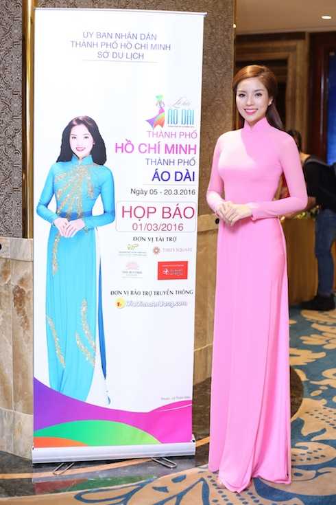 Sáng nay (1/3), Kỳ Duyên đã tham dự buổi lễ công bố Lễ hội Áo dài TP.HCM. Cô xuất hiện trong vai trò Đại sứ Áo dài của thành phố, đồng thời giữ cương vị giám khảo cuộc thi Duyên dáng áo dài, một hoạt động trọng điểm của Lễ hội năm nay. 