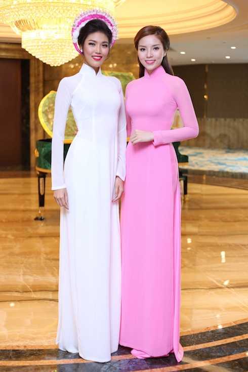 Trong sự kiện sáng nay, Hoa hậu Việt Nam 2014 đã có dịp hội ngộ với top 11 Miss World 2015 Lan Khuê. Đây là lần gặp gỡ hiếm hoi của hai người đẹp. Lan Khuê đảm nhận vai trò Đại sứ Áo dài quốc tế.  