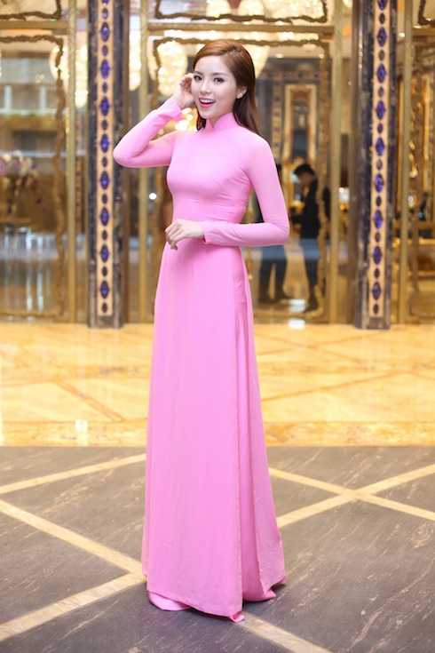 Cả hai người đẹp đều xuất hiện với vẻ rạng rỡ trong trang phục truyền thống, trong đó, Kỳ Duyên mặc áo dài hồng nhạt của NTK Thuận Việt. Chiếc áo dài giản dị nhưng vẫn làm toát lên vẻ dịu dàng, trẻ trung của Hoa hậu 19 tuổi.  