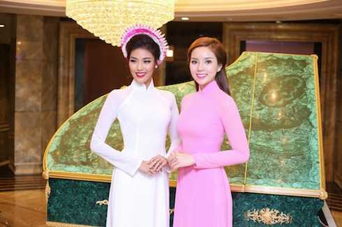 'Từ ngày xưa áo dài của Hà Nội cũng đã khác áo dài Sài Gòn ở những chi tiết như vạt áo, cổ áo và cả độ rộng hay bó phía eo. Còn bây giờ áo dài đã trở thành quốc phục cho phụ nữ Viêt, Duyên nghĩ nó không có sự phân biệt vùng miền mà mặc áo dài muốn đẹp phải phụ thuộc vào phong cách của người mặc chiếc áo đó', người đẹp cho biết 'Từ ngày xưa áo dài của Hà Nội cũng đã khác áo dài Sài Gòn ở những chi tiết như vạt áo, cổ áo và cả độ rộng hay bó phía eo. Còn bây giờ áo dài đã trở thành quốc phục cho phụ nữ Viêt, Duyên nghĩ nó không có sự phân biệt vùng miền mà mặc áo dài muốn đẹp phải phụ thuộc vào phong cách của người mặc chiếc áo đó', người đẹp cho biết