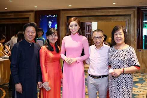 Nhan sắc gốc Nam Định cũng cảm thấy rất vinh dự khi được ngồi ghế nóng cùng nhà thiết kế Sỹ Hoàng và nhiếp ảnh gia Phạm Hoài Nam trong cuộc thi Duyên dáng Áo dài. Nhan sắc gốc Nam Định cũng cảm thấy rất vinh dự khi được ngồi ghế nóng cùng nhà thiết kế Sỹ Hoàng và nhiếp ảnh gia Phạm Hoài Nam trong cuộc thi Duyên dáng Áo dài.