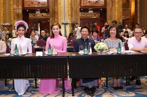 Tuy nhiên, cô không giấu được sự lo lắng và áp lực vì cô là thành viên nhỏ tuổi nhất trong ban giám khảo. Tuy nhiên, cô không giấu được sự lo lắng và áp lực vì cô là thành viên nhỏ tuổi nhất trong ban giám khảo.