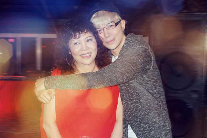 Bận rộn với lịch làm việc dày đặc, Nathan Lee vẫn bất ngờ xuất hiện trong đêm sinh nhật của mẹ anh khiến bà thật sự xúc động.