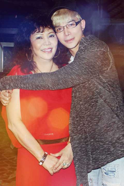 Nam ca sĩ điển trai cho biết anh rất may mắn có những đấng sinh thành tuyệt vời, luôn yêu thương, ủng hộ anh trong mọi hoàn cảnh.