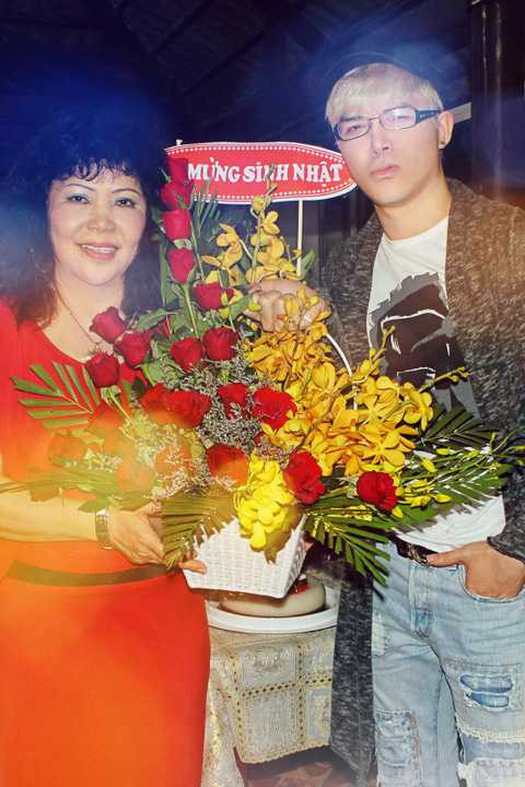 Sinh ra trong một gia đình danh giá bậc nhất showbiz Việt với bố là đại sứ Việt Nam, mẹ là tiến sĩ marketing nổi tiếng, Nathan Lee là sao Việt hiếm hoi sở hữu bằng cấp quốc tế thuộc dạng khủng. Nam ca sĩ điển trai còn có thể nói thành thạo nhiều thứ tiếng khiến người hâm mộ không khỏi choáng vì trình độ văn hoá của anh.