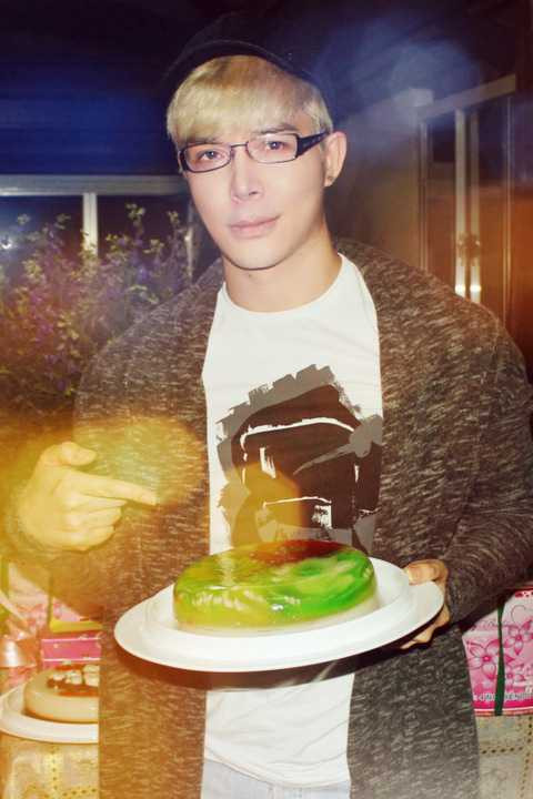 Nathan Lee chia sẻ, anh rất ngưỡng mộ bố mẹ mình và luôn nỗ lực cố gắng mỗi ngày để gia đình có thể cảm thấy tự hào về anh. Dù bước vào tuổi 60 nhưng mẹ của Nathan Lee vẫn rất xinh đẹp và trẻ trung.