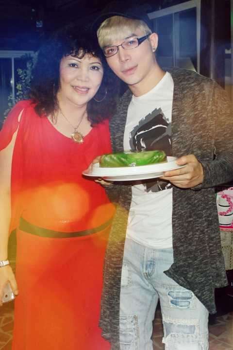 Bà là một doanh nhân thành đạt nhưng cũng từng là một “cây văn nghệ” nổi tiếng những năm 80 khi giành giải nhất Tiếng hát thủ đô và sau đó vinh dự được nhà nước cử tham gia liên hoan Tiếng hát quốc tế tại Moscow năm 1981.