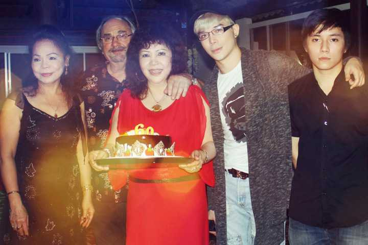 Nathan Lee không ngừng ôm chặt mẹ trong đêm sinh nhật, anh tận hưởng những giây phút ngọt ngào hiếm hoi được ở bên gia đình trước khi trở lại với công việc bận rộn và cuộc sống một mình tại TPHCM.