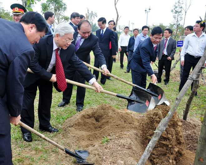 Tổng bí thư Nguyễn Phú Trọng, Phó thủ tướng Nguyễn Xuân Phúc cùng lãnh đạo các Bộ, ngành trồng cây ở khu lưu niệm.