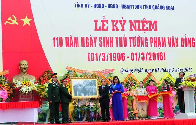 Tại lễ kỷ niệm, các tổ chức, cá nhân trao tặng nhiều hiện vật, tư liệu quý liên quan đến cuộc đời và quá trình hoạt động cách mạng, ngoại giao của cố Thủ tướng Phạm Văn Đồng.