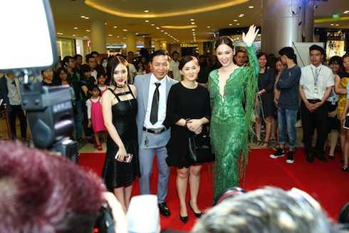 Angela Phương Trinh diện đồ sexy, cùng gia đình đến dự lễ ra mắt.