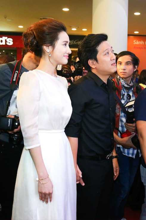 Là bạn diễn chung nhưng trong buổi ra mắt bộ phim 'Taxi, em tên gì?', Trường Giang đi cùng Nhã Phương mà không xuất hiện cùng Angela Phương Trinh.