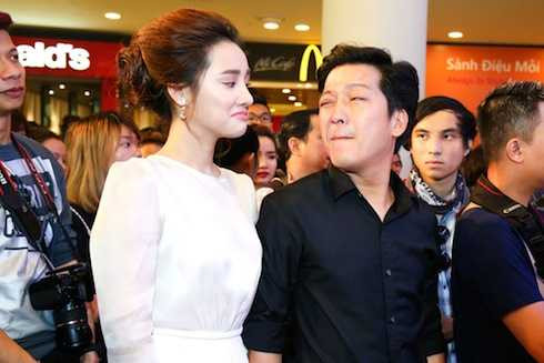 Cặp đôi nắm chặt tay không rời và dành cho nhau những cử chỉ đáng yêu.