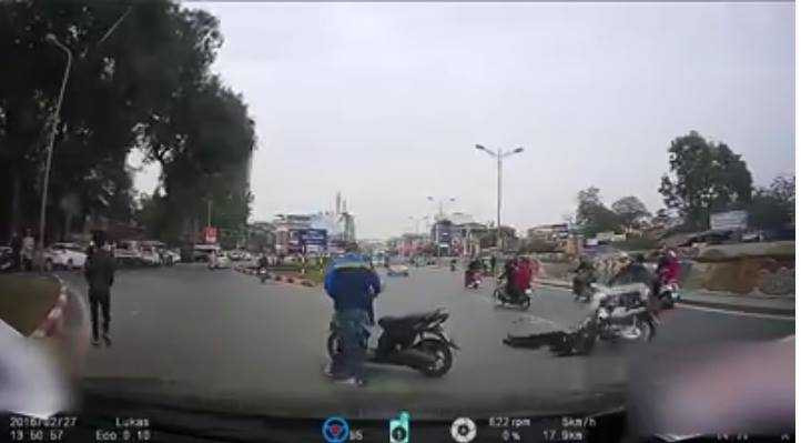 Nam thanh niên lái xe đâm thẳng vào chiến sỹ cảnh sát cơ động