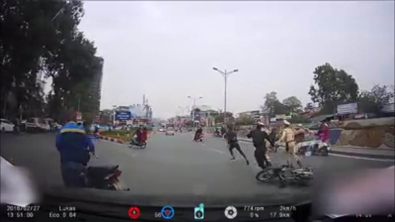 Bị truy đuổi nam thanh niên vứt xe bỏ chạy