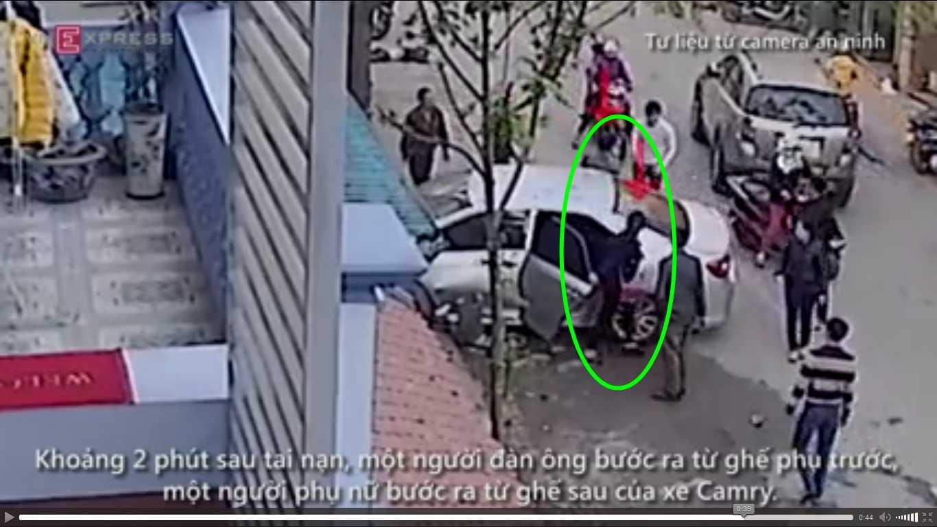 Cô gái bước ra từ cửa sau bên lái của chiếc xe gây tai nạn (Ảnh chụp màn hình)