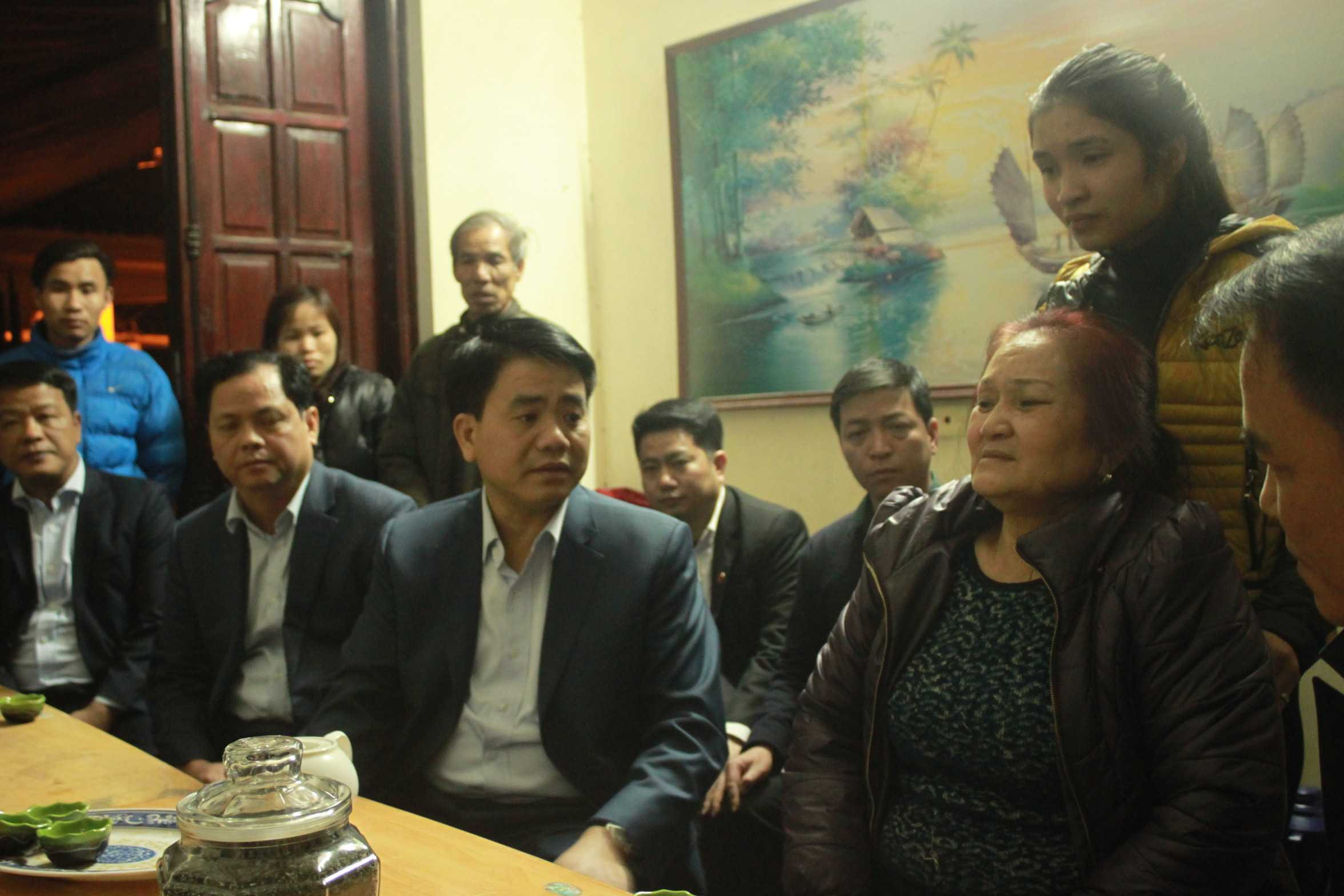 Đồng chí Nguyễn Đức Chung thăm hỏi gia đình nạn nhân (Ảnh Ngọc Thắng)