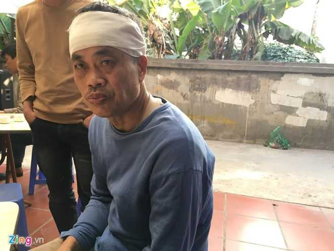 Ông Trần Việt Dũng kể về người vợ tần tảo sớm hôm gặp nạn. Ảnh: H.N.