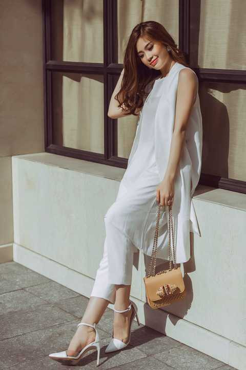 Sau một năm “lột xác” hình ảnh, Diễm Trang giờ đây gây chú ý với người hâm mộ bởi style thanh lịch và thời thượng mỗi khi góp mặt tại các event lẫn xuống phố. Người đẹp sinh năm 1991 thường xuyên lựa chọn trang phục của các nhà mốt trong nước kết hợp cùng phụ kiện hàng hiệu.