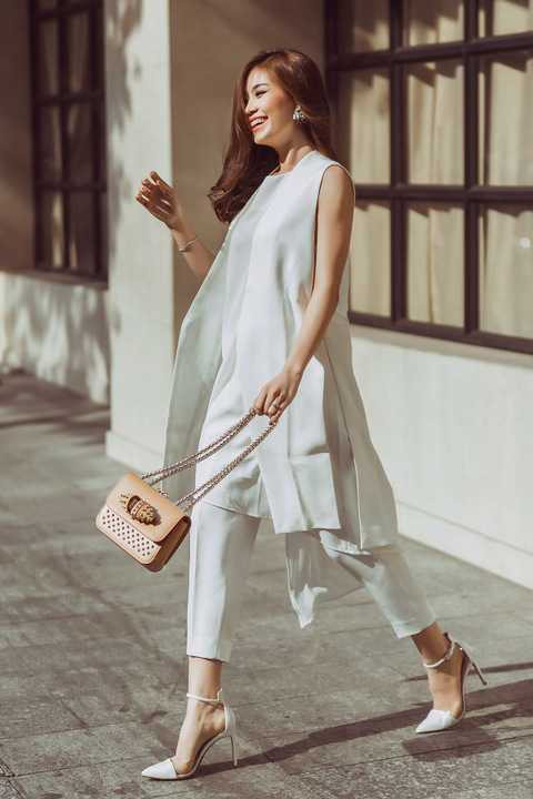 Dù không phô trương nhưng cô cũng là một mỹ nhân rất thích hàng hiệu, cô dành nhiều tình yêu cho các thương hiệu như LV, Dior và gần đây nhất là Louboutin. Sự kiêu hãnh pha chút cá tính của Christian Louboutin đã thu phục Diễm Trang khiến cô mê đắm những món đồ của hang này thời gian gần đây. Dù không phô trương nhưng cô cũng là một mỹ nhân rất thích hàng hiệu, cô dành nhiều tình yêu cho các thương hiệu như LV, Dior và gần đây nhất là Louboutin. Sự kiêu hãnh pha chút cá tính của Christian Louboutin đã thu phục Diễm Trang khiến cô mê đắm những món đồ của hang này thời gian gần đây.