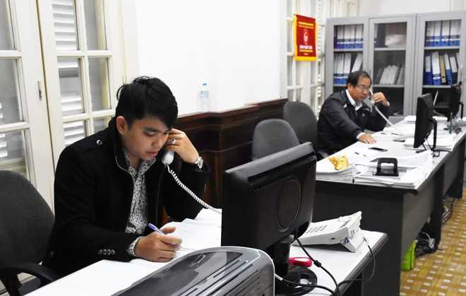 Chuyên viên Phòng Dân nguyện HĐND TP Đà Nẵng tiếp nhận ý kiến phản ánh của người dân qua đường dây nóng. Ảnh: Đoàn Nguyên.