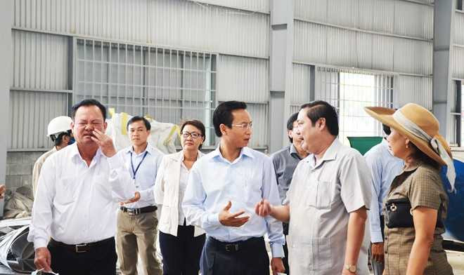 Công khai số điện thoại được ít ngày, ông Xuân Anh nhận được phản ánh về tình trạng ô nhiễm môi trường nên xuống kiểm tra, chỉ đạo xử lý. Ảnh: Đoàn Nguyên.