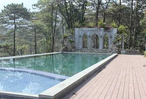 Ông Nguyễn Quang Nhường, Đội trưởng Thanh tra xây dựng huyện Ba Vì cho biết, khu nghỉ dưỡng này được làm từ năm 2008. Đến năm 2011, đội thanh tra được thành lập nhưng không thấy họ xây dựng nên không kiểm tra nữa. Công trình thuộc Bộ Nông nghiệp và vườn quốc gia quản lý trực tiếp, chúng tôi chỉ quản lý hành chính thôi, ông Nhường nói.