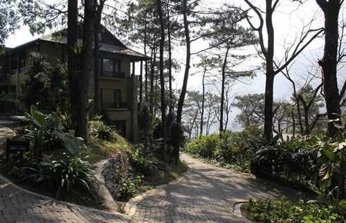 Vườn quốc gia Ba Vì có tổng diện tích là 10.814 ha thuộc địa giới hành chính của 16 xã thuộc 3 huyện của TP Hà Nội và 2 huyện của tỉnh Hòa Bình, cách trung tâm thủ đô 50 km về phía tây.