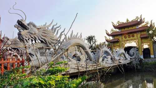 Công trình nhà thờ tổ của nghệ sĩ Hoài Linh nằm trên khu đất rộng cả ngàn mét vuông ở ngoại ô Sài Gòn với kinh phí ước tính hàng chục tỷ đồng vừa bị tạm dừng thi công do xây dựng công trình trên đất nông nghiệp, không có giấy phép xây dựng.