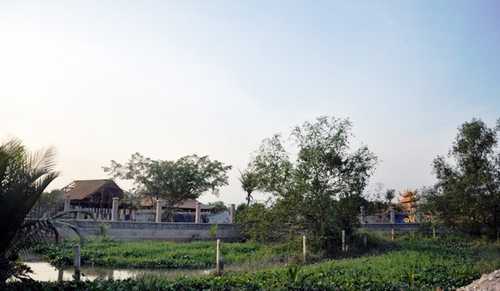 Nhà thờ tổ của nghệ sĩ Hoài Linh được xây dựng ở phường Long Phước, quận 9, TP.HCM vừa bị cơ quan chức năng có quyết định tạm bị đình chỉ thi công và xử phạt hành chính.