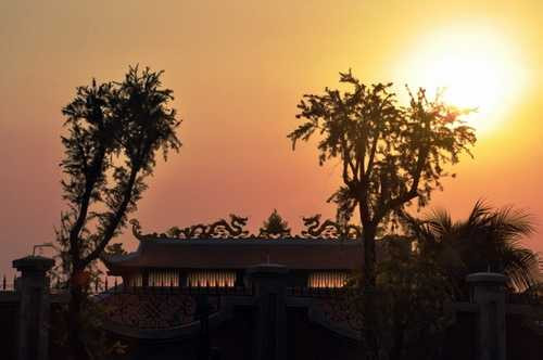 Khung cảnh nhà thờ tổ của Hoài Linh khi chiều hoàng hôn buông xuống.