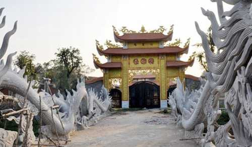 Nhà thờ tổ của nghệ sĩ Hoài Linh được xây dựng ở phường Long Phước, quận 9, TP.HCM vừa bị cơ quan chức năng có quyết định tạm bị đình chỉ thi công và xử phạt hành chính đang thu hút sự chú ý của dư luận lẫn giới nghệ sĩ.