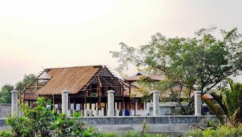 Theo người dân địa phương, năm 2015 nghệ sĩ Hoài Linh cho san lấp lại khu đất này, sau đó khởi công xây dựng nhà thờ tổ sau đó bị tạm đình chỉ thi công vì xây dựng xây dựng công trình trên đất nông nghiệp, không có giấy phép xây dựng.