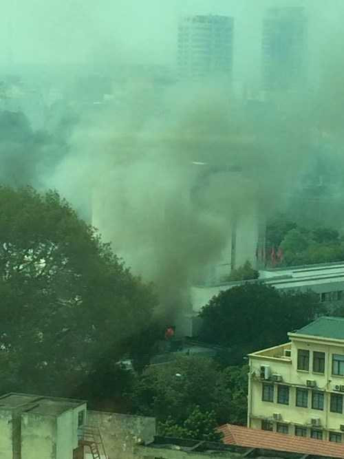 Khói bốc đen kín trời - Ảnh: Tiền Phong