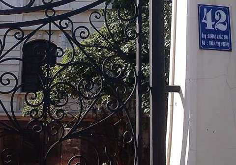 Bên ngoài ngôi nhà có tấm biển đề tên 2 ông bà: Ông Dương Khắc Thụ, bà Trần Thị Hương.