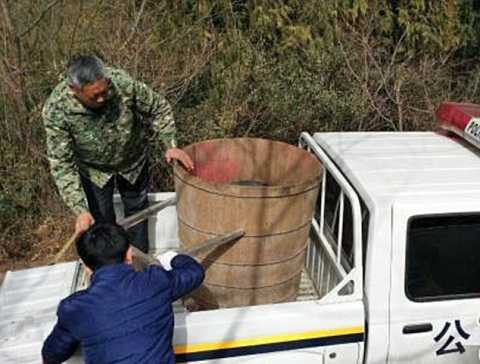 hai vị “pháp sư” cùng đồ nghề đã bị bắt giữ 