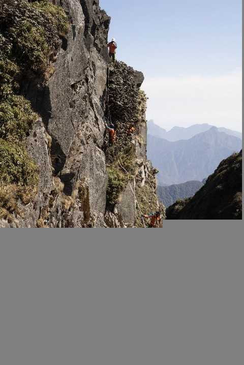 Địa hình vách đá cheo leo, núi rừng hiểm trở nên yêu cầu đảm bảo an toàn được xem là tối thượng Công việc đòi hỏi sự cẩn trọng, tỷ mẩn với ý thức trách nhiệm cao.