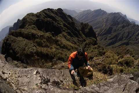 Trước khi xuống núi, đồng đội cùng nhau kiểm tra kỹ độ an toàn của dây bảo hiểm