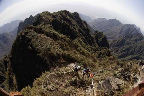 Họ cần mẫn vượt qua những tảng đá chênh vênh, sắc cạnh để nhặt rác, không quản thời tiết nắng nôi.